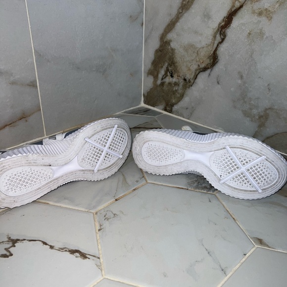 Puma Metallic Sneakers | Size: 7 - Picture 6 of 7